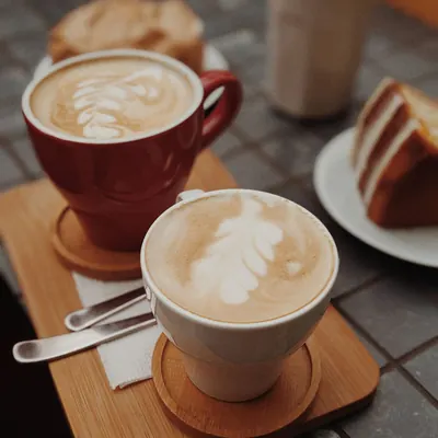 Cappuccino i latte sa šarom od mlijeka