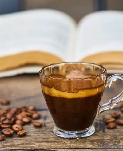 Kafa uz knjigu i zrna