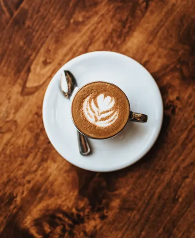 Latte na drvenom stolu