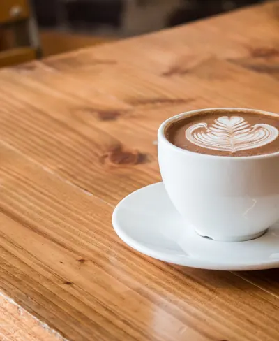 Šoljica kafe na stolu