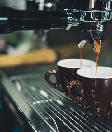 Espresso izlazi iz aparata u šoljice