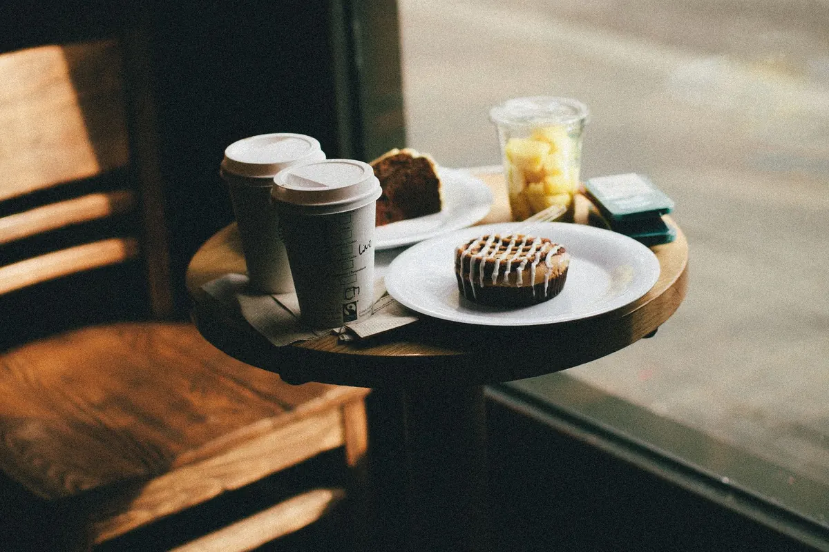 Sto do prozora sa šoljicom kafe